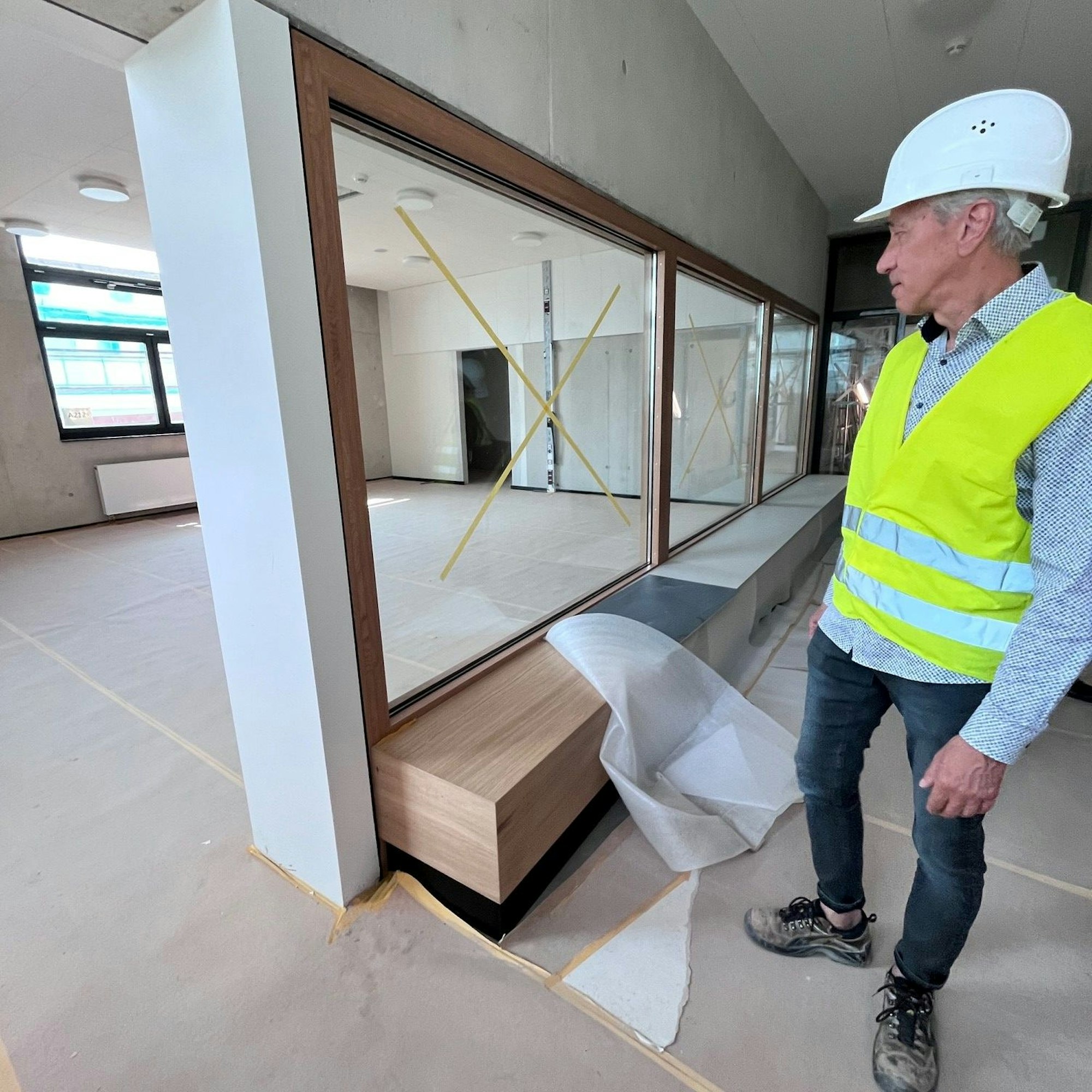 Wände aus Glas und großflächige Sitzmöglichkeiten im Flur. Das Hansa-Gymnasium hat auch im Altbau ein modernes Raum-Cluster erhalten, zeigt Architekt Oliver Fellhölter.