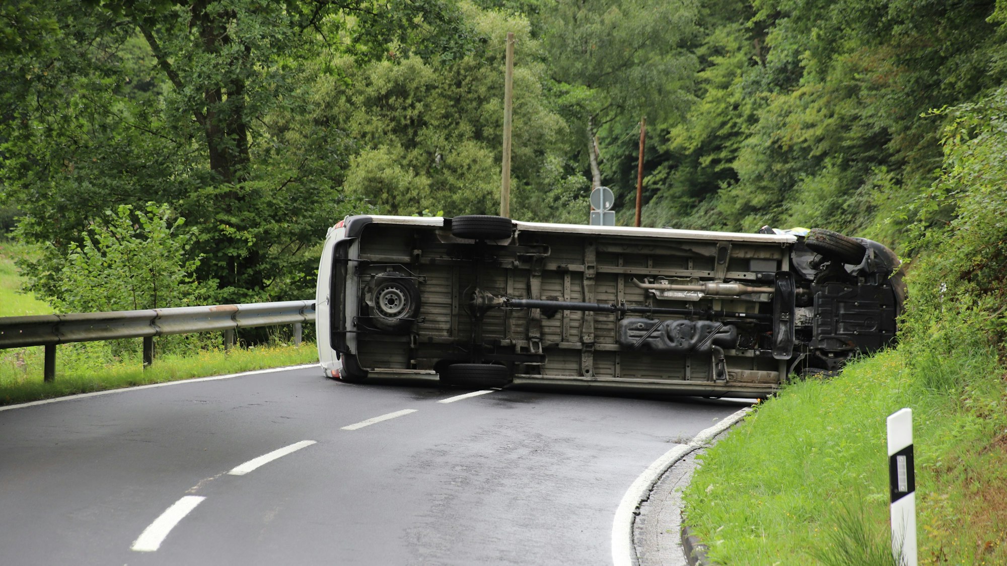 Ein Sprinter liegt in einer Kurve auf der Seite.