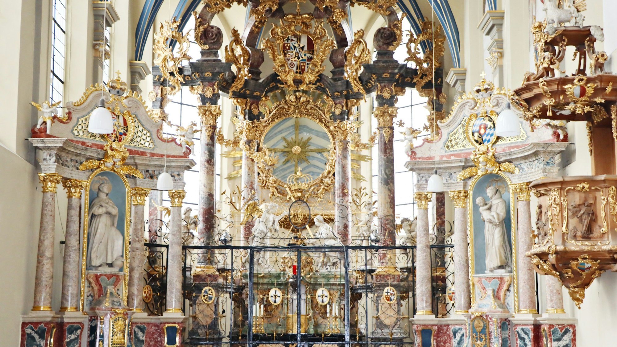 Barocke Marmorsäulen und viel Gold schmücken den Altar.