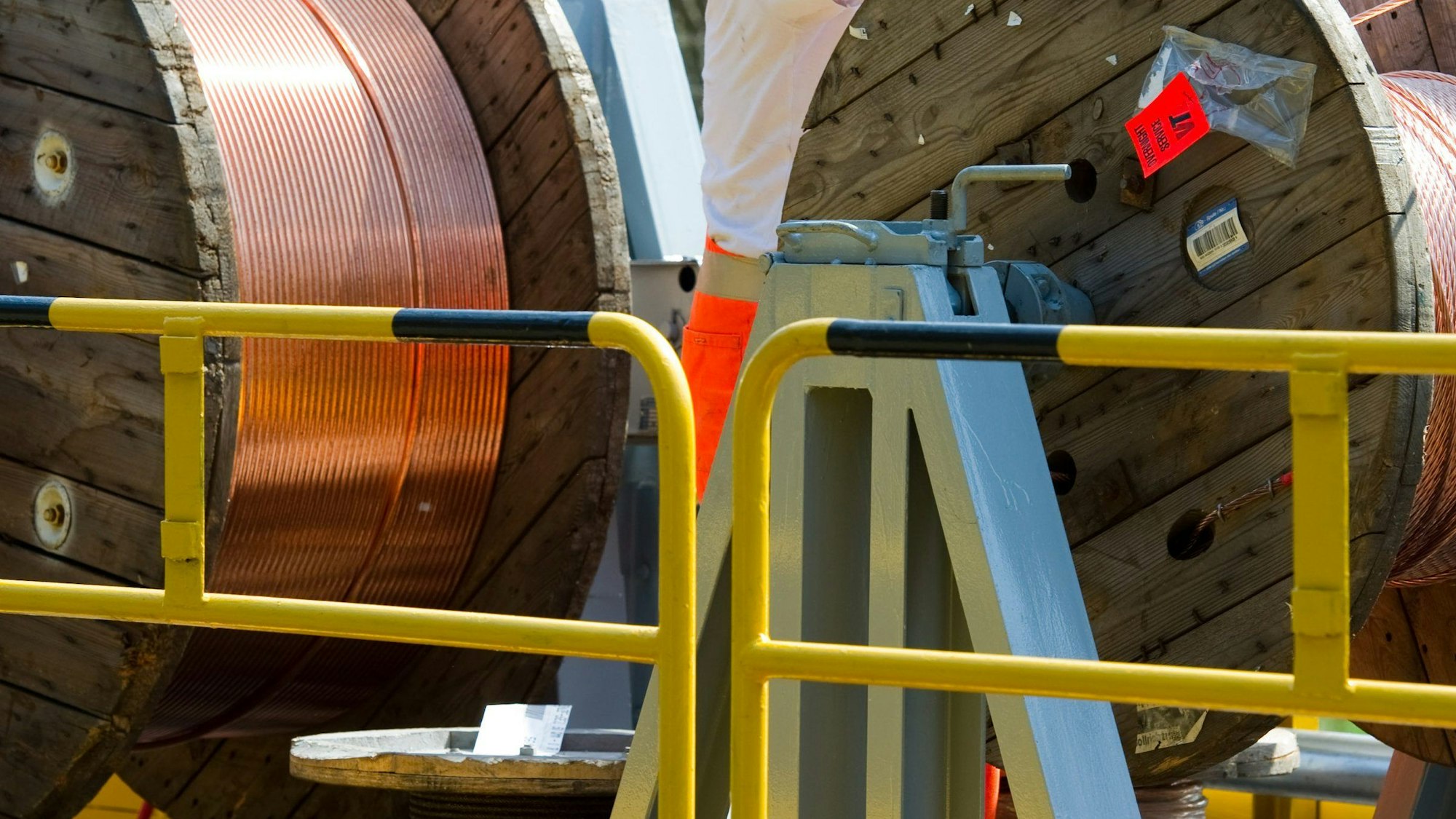 Das Bild zeigt eine große Rolle mit Kupferkabel.
