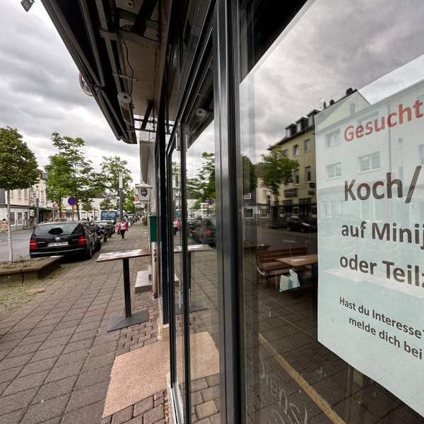 Ein Zettel hängt am Fenster eines Restaurants.