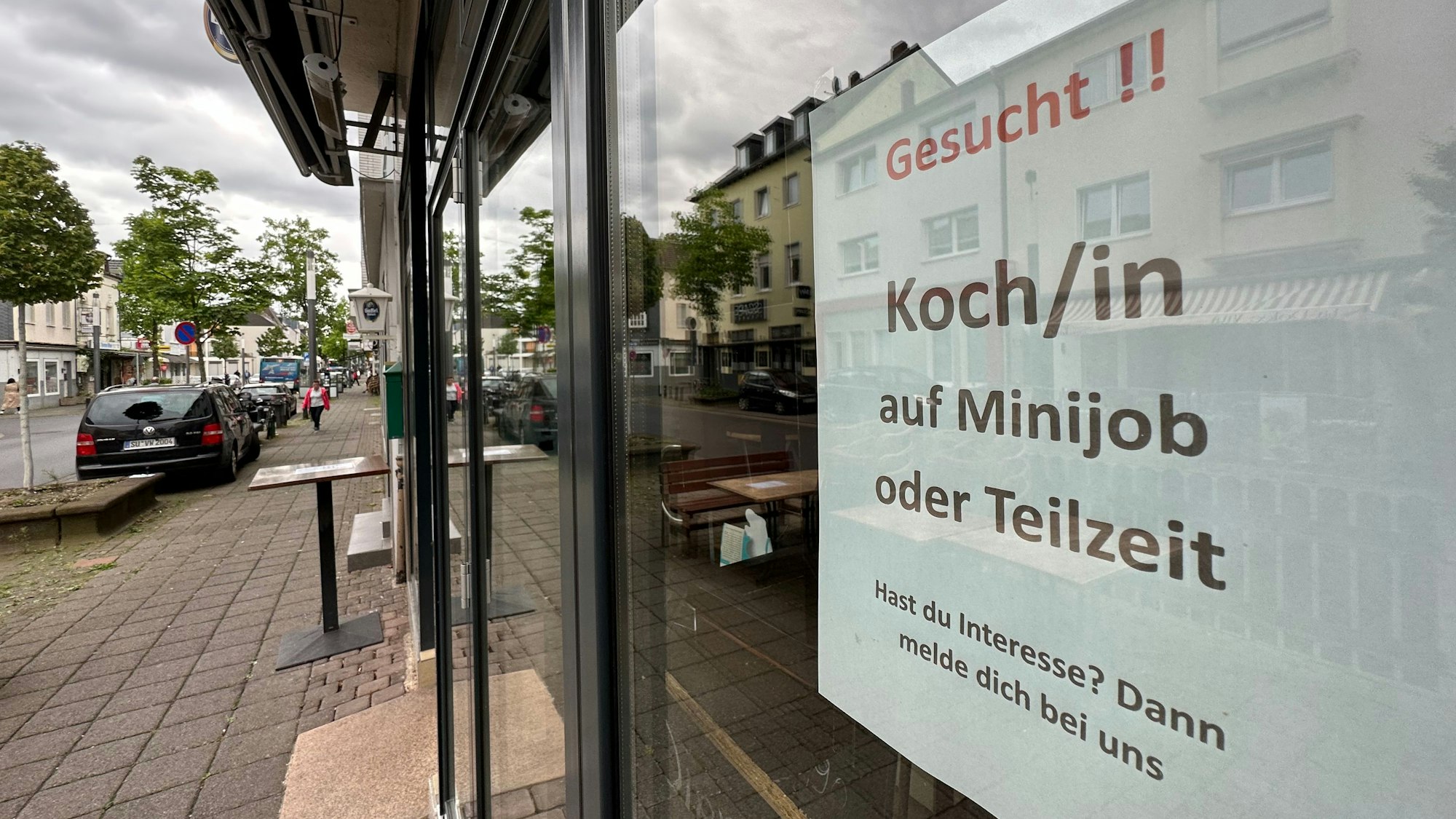 Ein Zettel hängt am Fenster eines Restaurants.