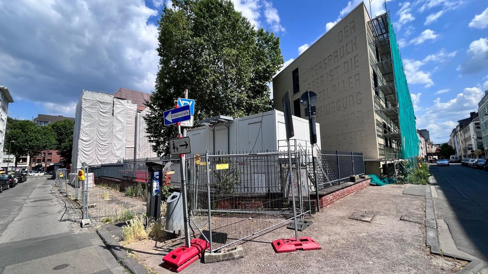 Das Hansa-Gymnasium vom Gereonswall aus: Auf der rechten Seite der Neubau, in der Mitte die große Platane, die erhalten bleibt. Dahinter der eingerüstete Altbau aus dem 19. Jahrhundert.