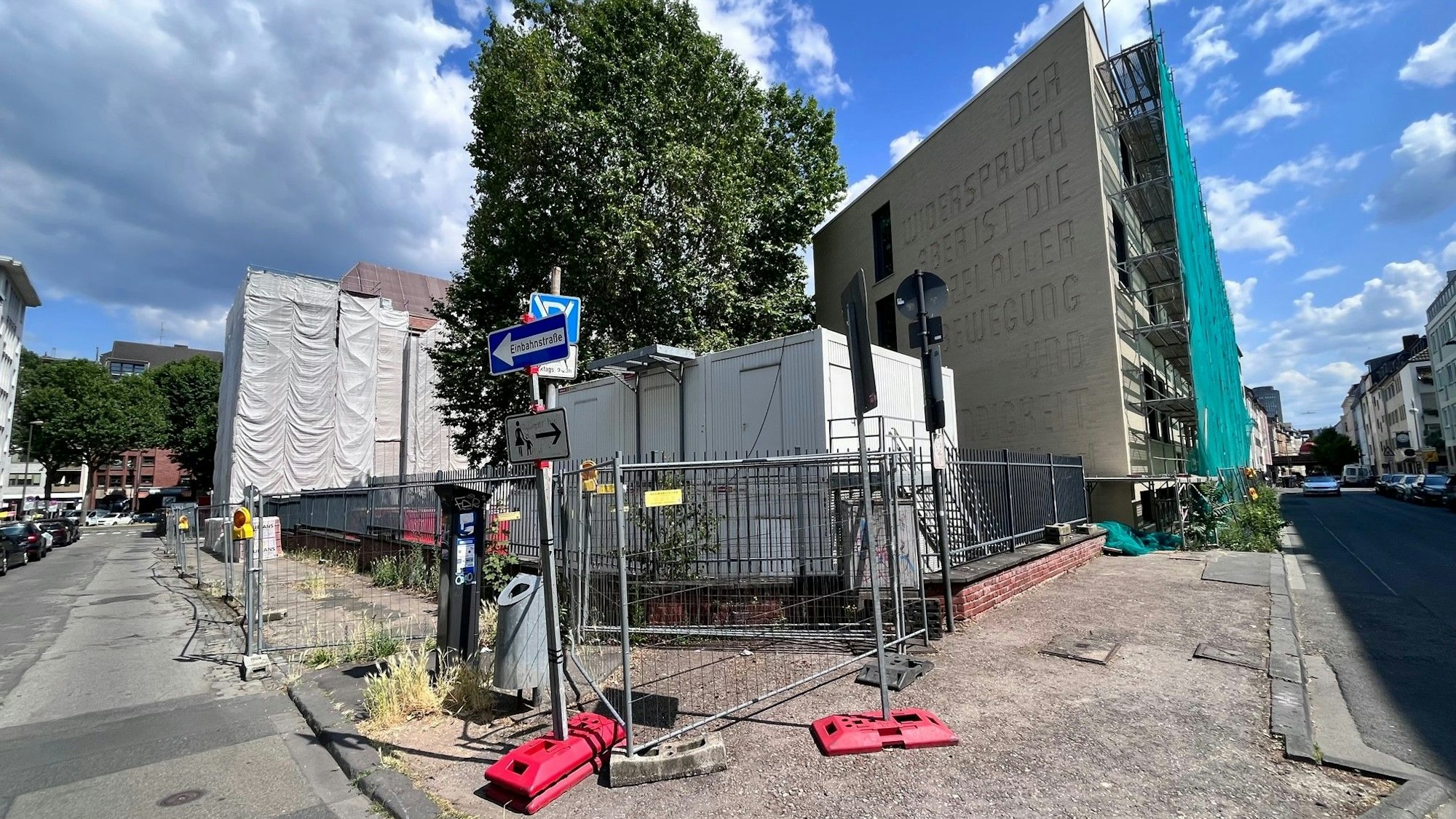 Das Hansa-Gymnasium vom Gereonswall aus: Auf der rechten Seite der Neubau, in der Mitte die große Platane, die erhalten bleibt. Dahinter der eingerüstete Altbau aus dem 19. Jahrhundert.