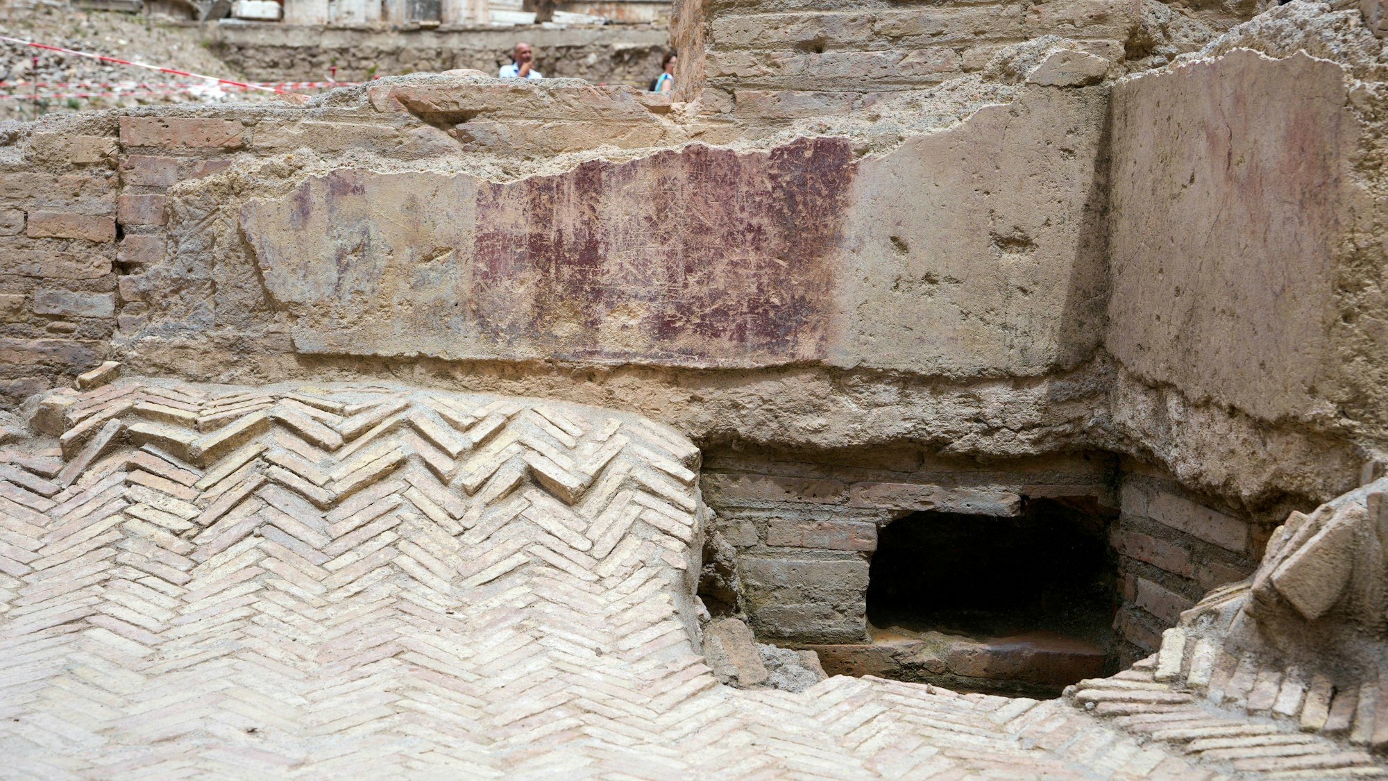 in Fresko ist an einer Ausgrabungsstätte in Rom zu sehen, bei der es sich um das lange verschollene Theater Neros handeln soll.