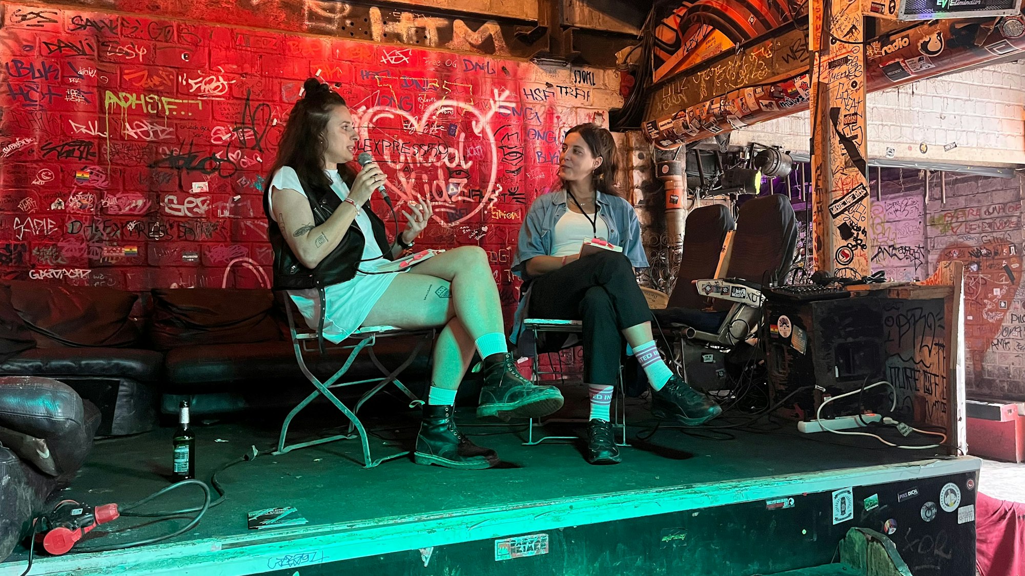 Zwei Frauen unterhalten sich auf der Bühne.