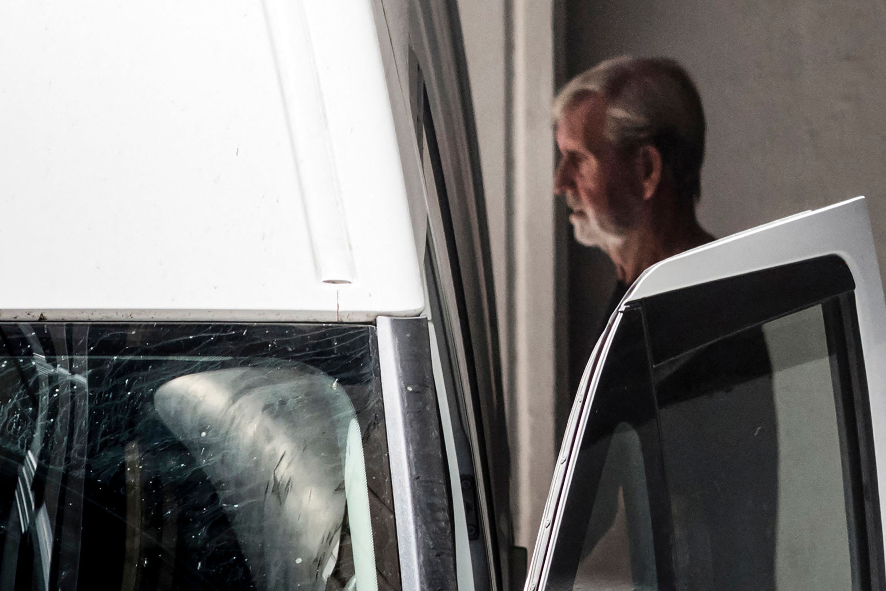 Der 76-Jährige steigt auf dem Weg aus dem Gericht in ein Auto.