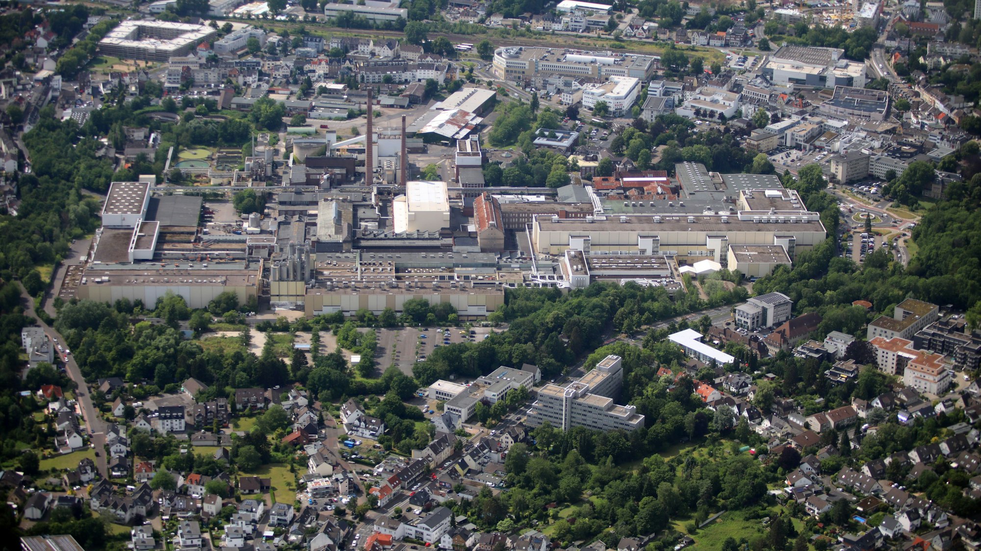 Ein Luftbild zeigt das Zanders-Gelände inmitten der Kreisstadt Bergisch Gladbach.