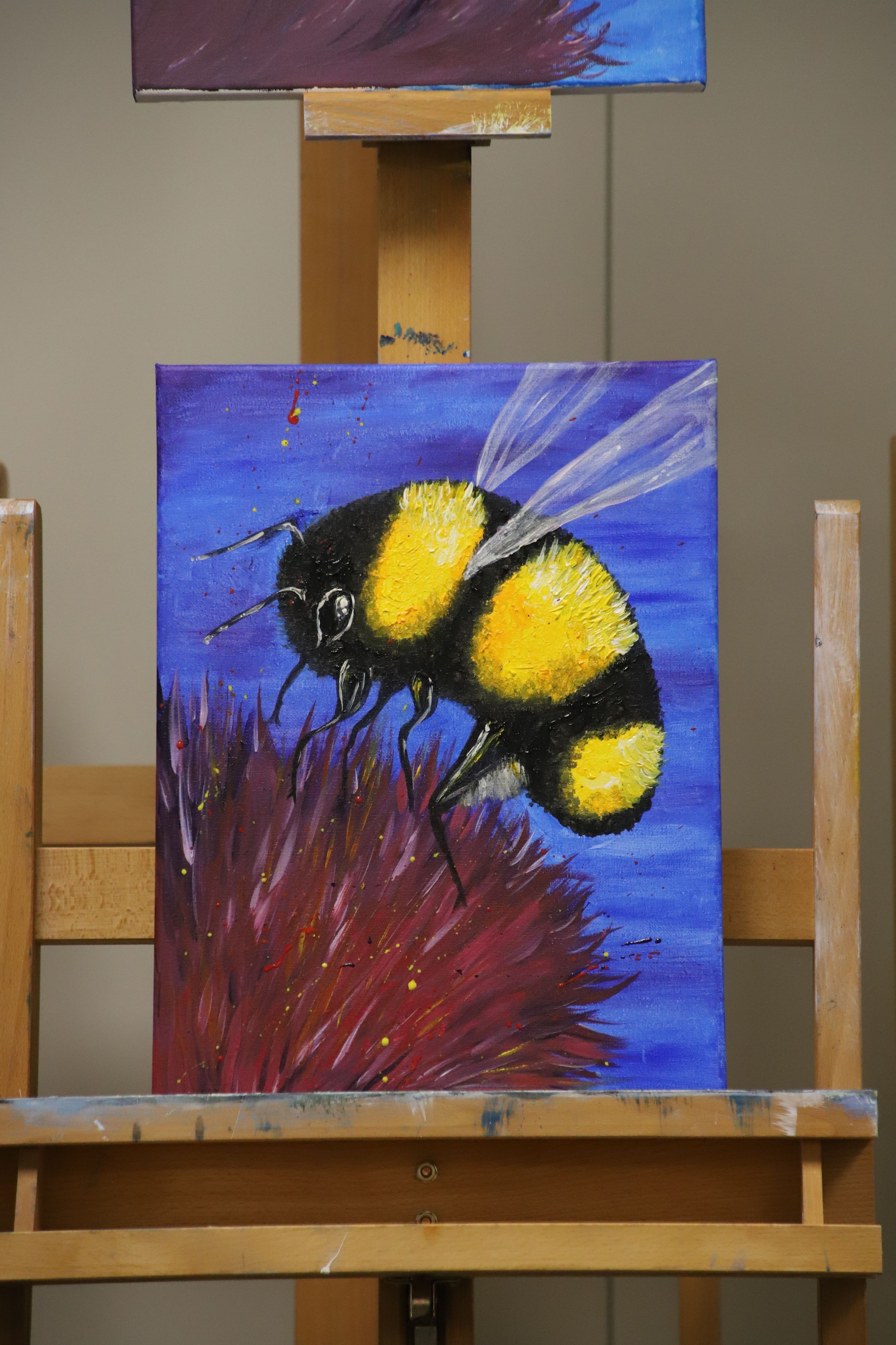 Sabine Pauls hat eine nahezu realistisch anmutende Hummel gemalt.