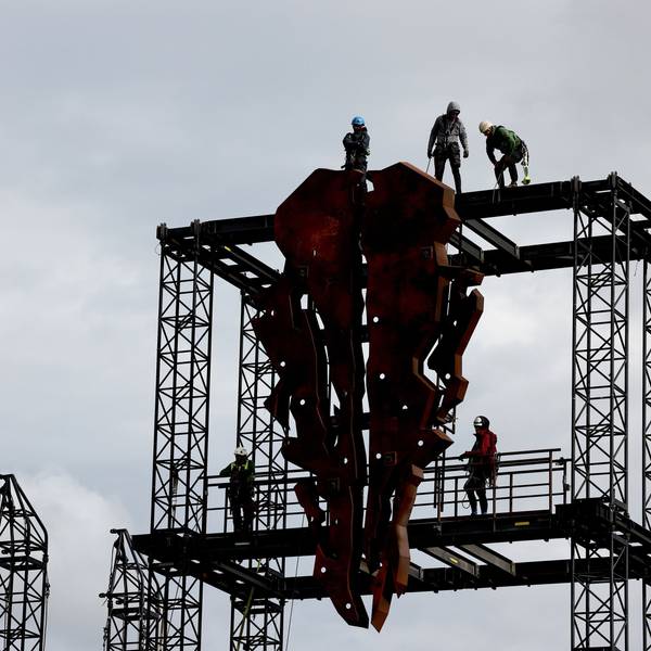 Wacken Open Air 2023: Ein Teil des Bullenschädels als Wahrzeichen des Wacken Open Air (W:O:A) wird in Position gebracht. Wegen des starken Regens haben die Veranstalter die Anreise für Besucherinnen und Besucher am Montag vorübergehend gestoppt. (Symbolbild)