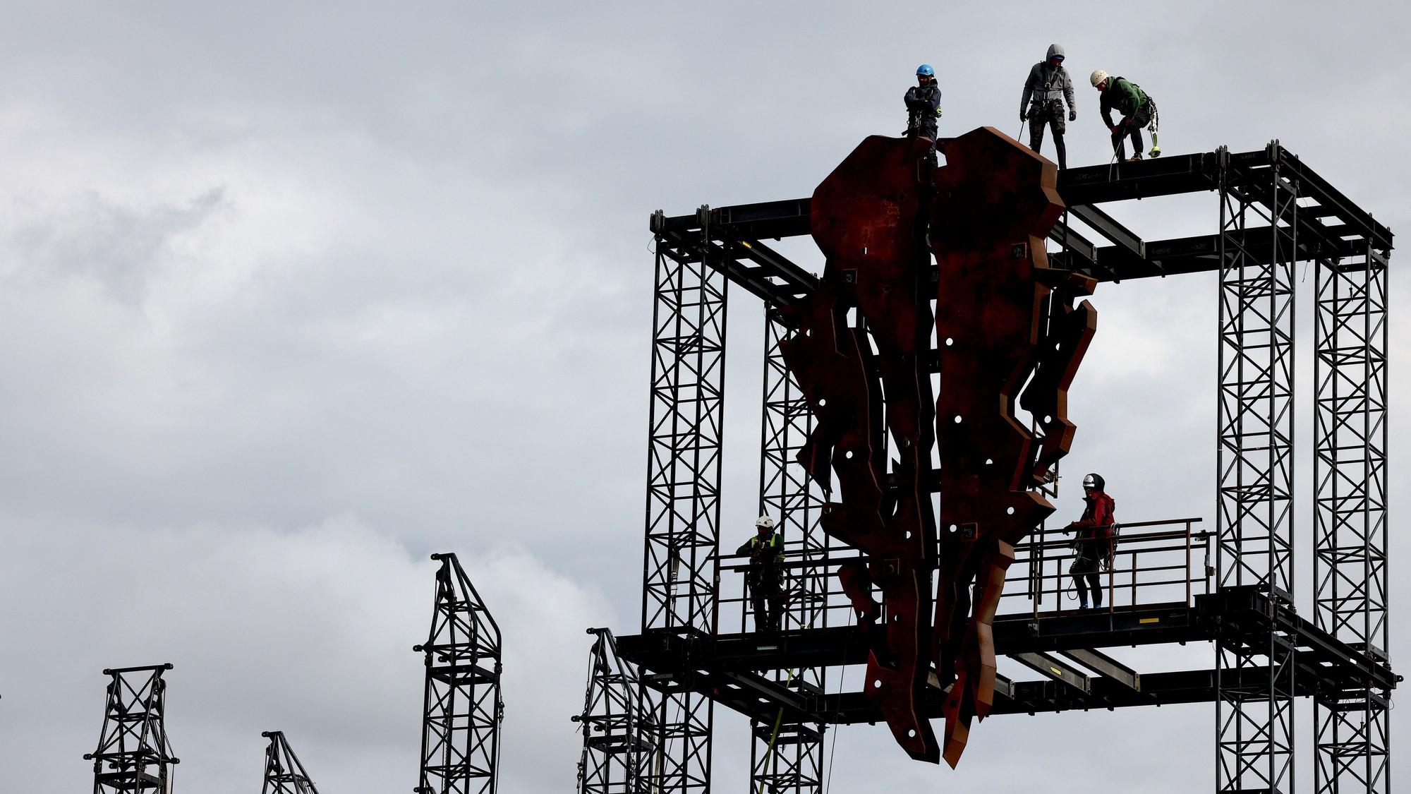 Wacken Open Air 2023: Ein Teil des Bullenschädels als Wahrzeichen des Wacken Open Air (W:O:A) wird in Position gebracht. Wegen des starken Regens haben die Veranstalter die Anreise für Besucherinnen und Besucher am Montag vorübergehend gestoppt. (Symbolbild)
