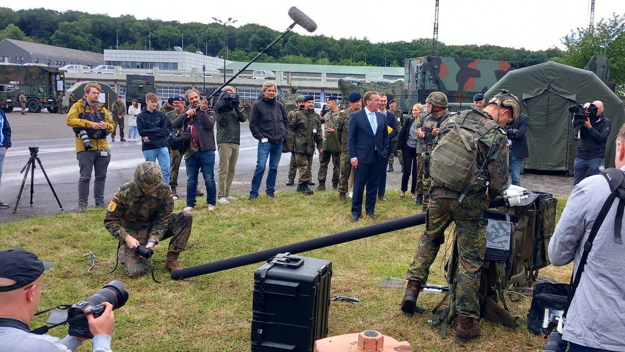 31.7.2023 Tomburg-Kaserne Rheinbach. Die Bundeswehr führt Verteidigungsminister Boris Pistorius vor, wie sie weltweit Kommunikation aufrechterhalten oder stören kann.