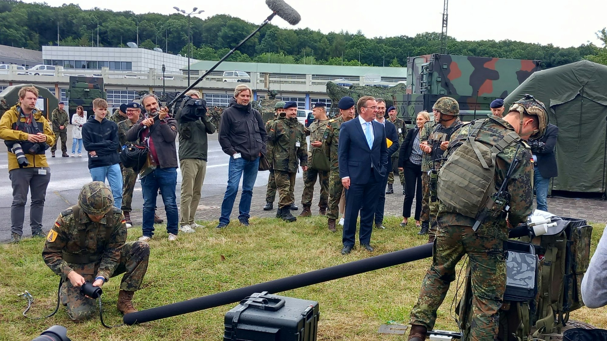 31.7.2023 Tomburg-Kaserne Rheinbach. Die Bundeswehr führt Verteidigungsminister Boris Pistorius vor, wie sie weltweit Kommunikation aufrechterhalten oder stören kann.