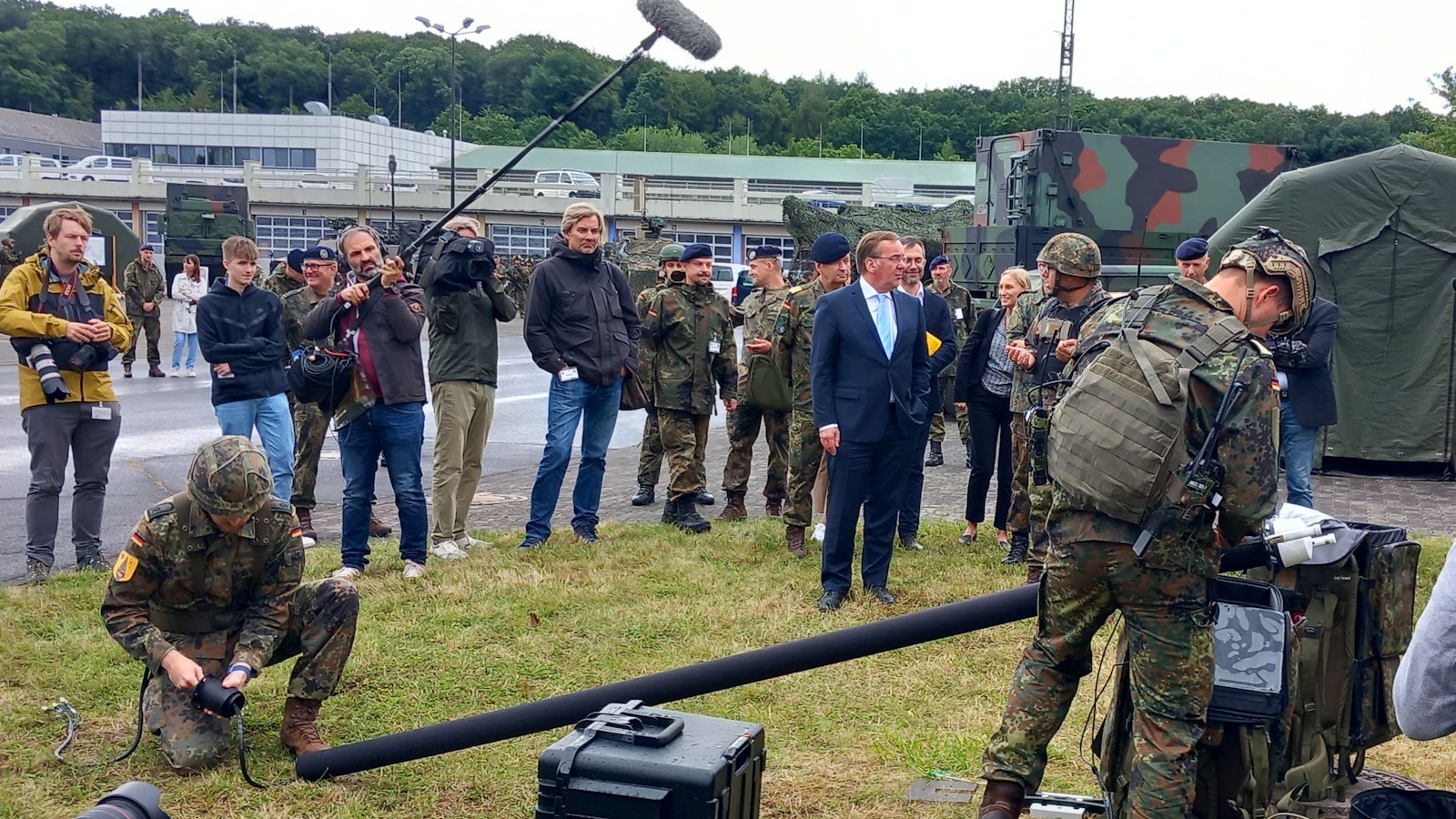 31.7.2023 Tomburg-Kaserne Rheinbach. Die Bundeswehr führt Verteidigungsminister Boris Pistorius vor, wie sie weltweit Kommunikation aufrechterhalten oder stören kann.