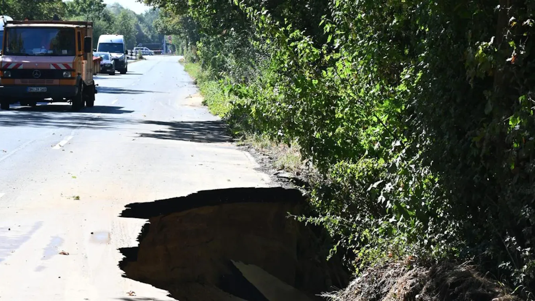 Das Foto zeigt ein Loch in der Fahrbahndecke der K34. Es stammt aus dem September 2022.
