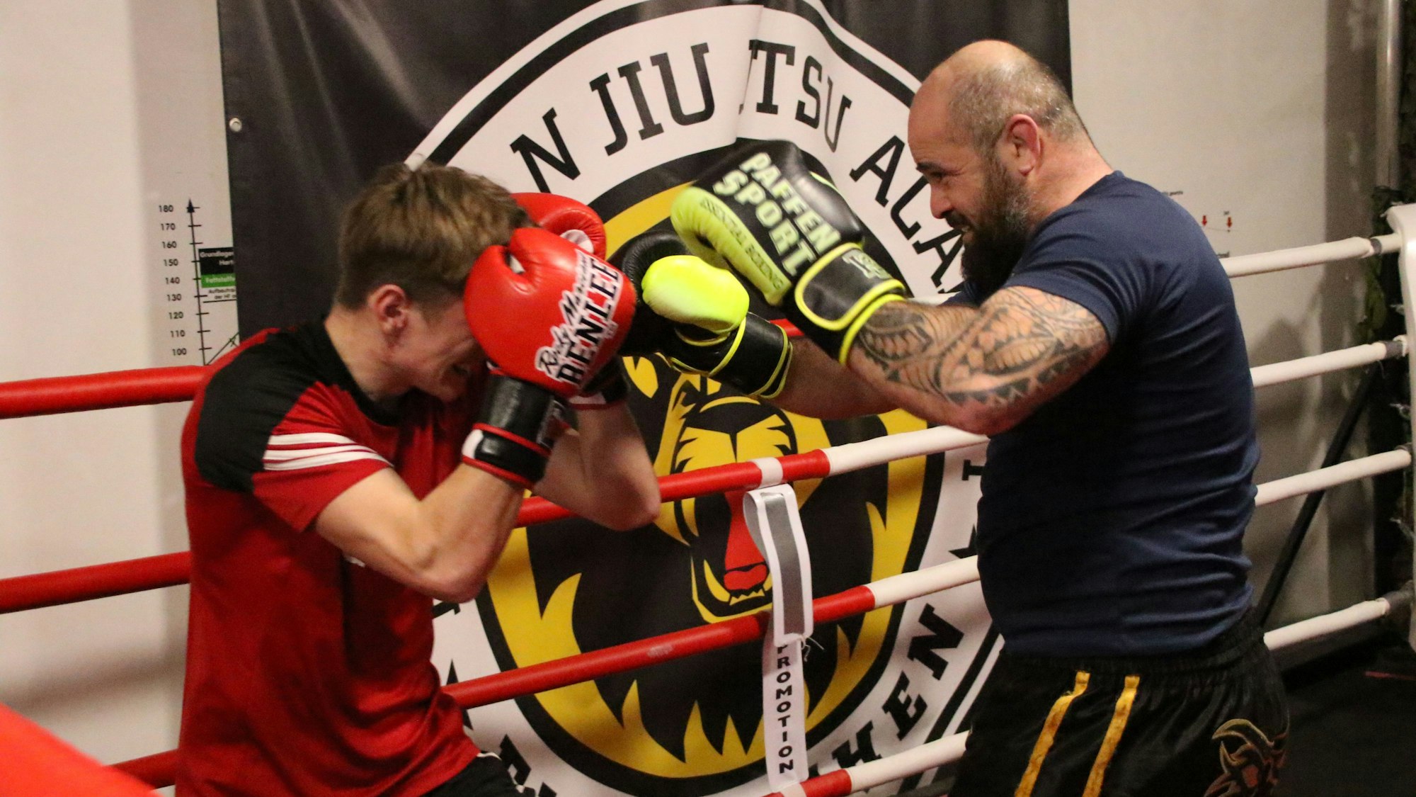 Baker Barakat im Ringtraining mit einem jungen Boxer.
