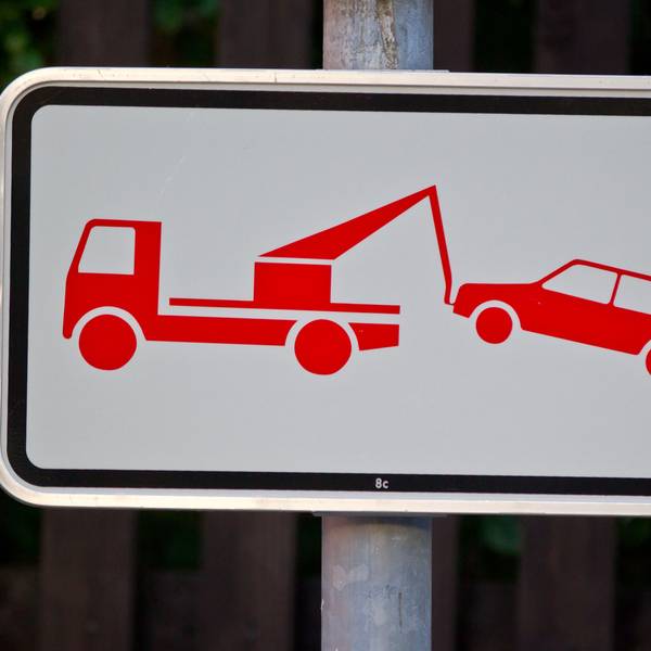 Ein Schild weist darauf hin, dass falsch geparkte Pkws abgeschleppt werden.