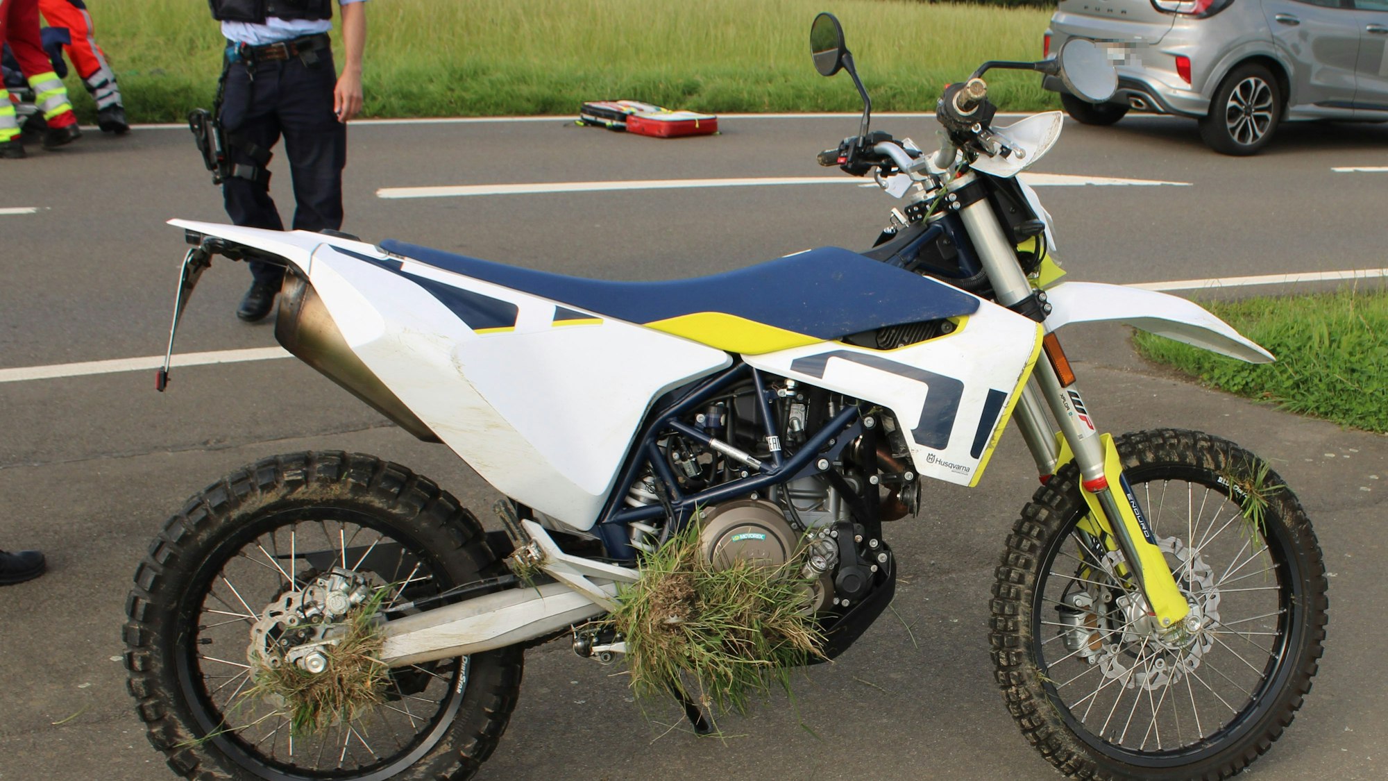 Das Motorrad steht nach dem Unfall in Odenthal neben der Straße.
