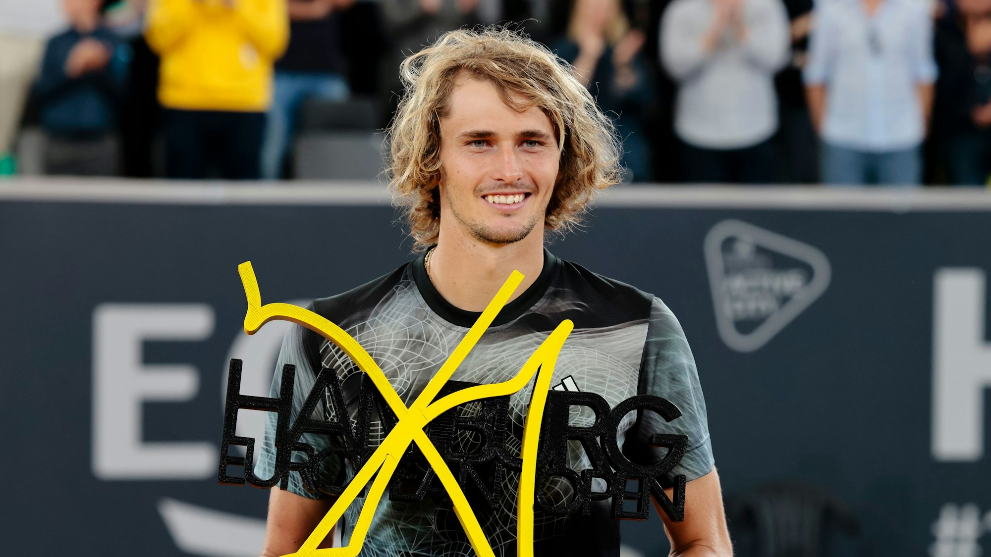 Alexander Zverev hält den Siegerpokal.