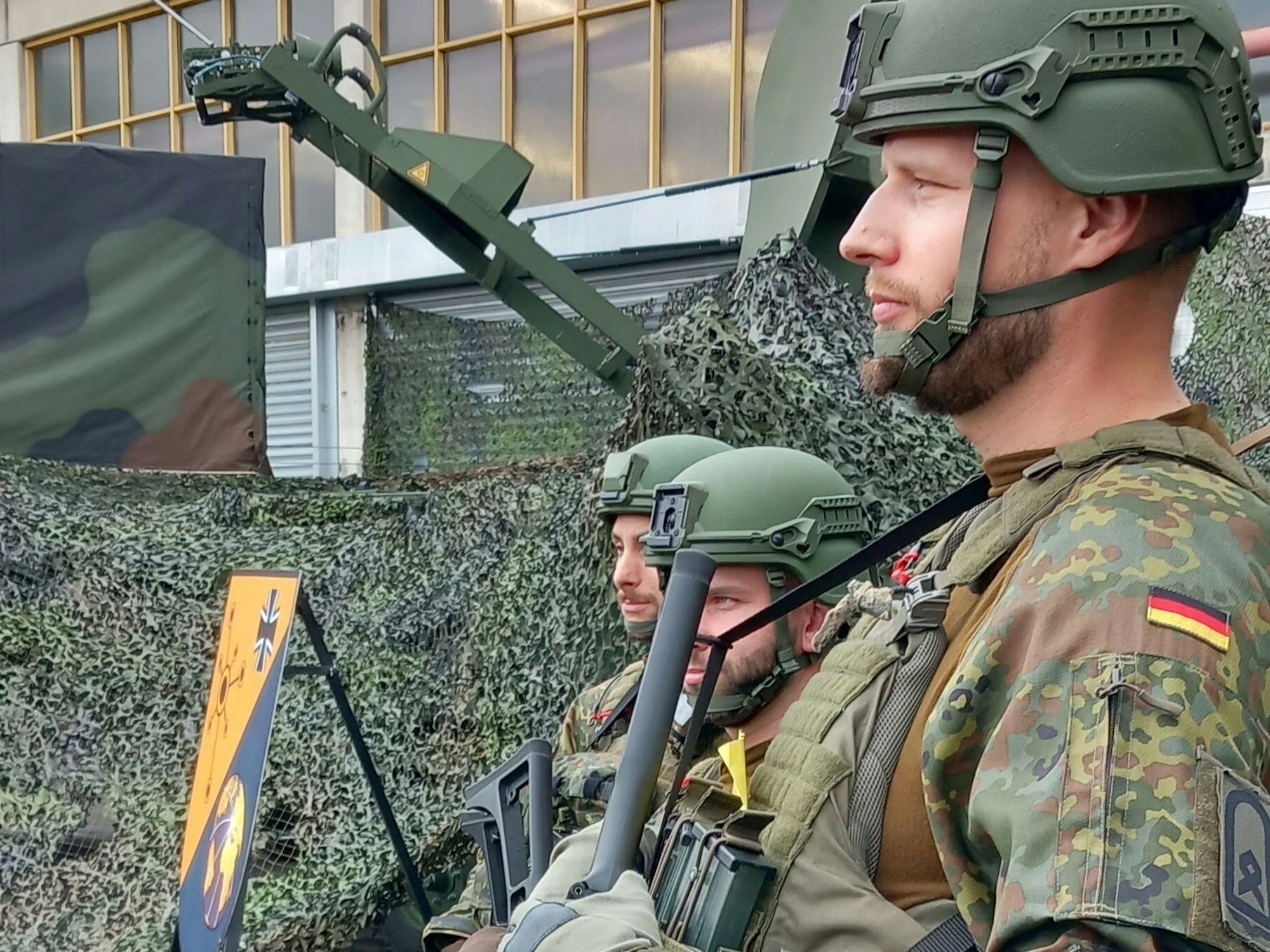 31.7.2023 Tomburg-Kaserne Rheinbach. Die Bundeswehr führt Verteidigungsminister Boris Pistorius vor, wie sie weltweit Kommunikation aufrechterhalten oder stören kann. Hier eine Einheit aus Gerolstein.