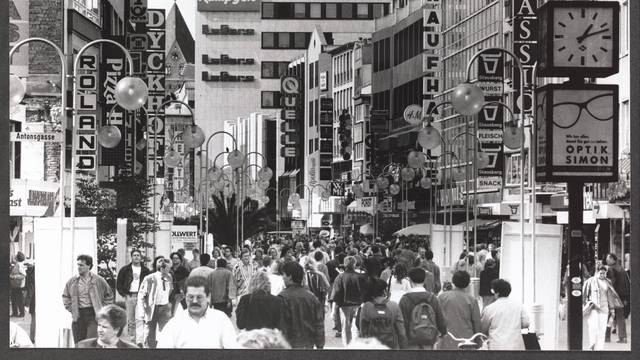 Köln - Blick in die Schildergasse in Richtung Neumarkt. - Goto vom 24.09.1990