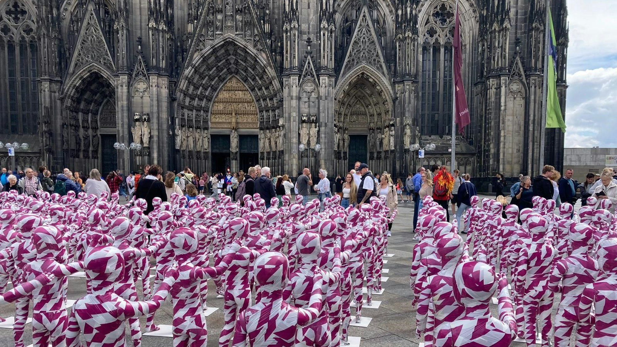 Vor dem Kölner Dom gemahnte beim Weltjugendtag 2023 eine Installation mit 333 Kinderfiguren an die Missbrauchsopfer der katholischen Kirche. In ihrem Bemühen, Sexualverbrechen in kirchlichen Strukturen zukünftig zu verhindern, sind die Bistümer vorangekommen, sagen Wissenschaftler.
