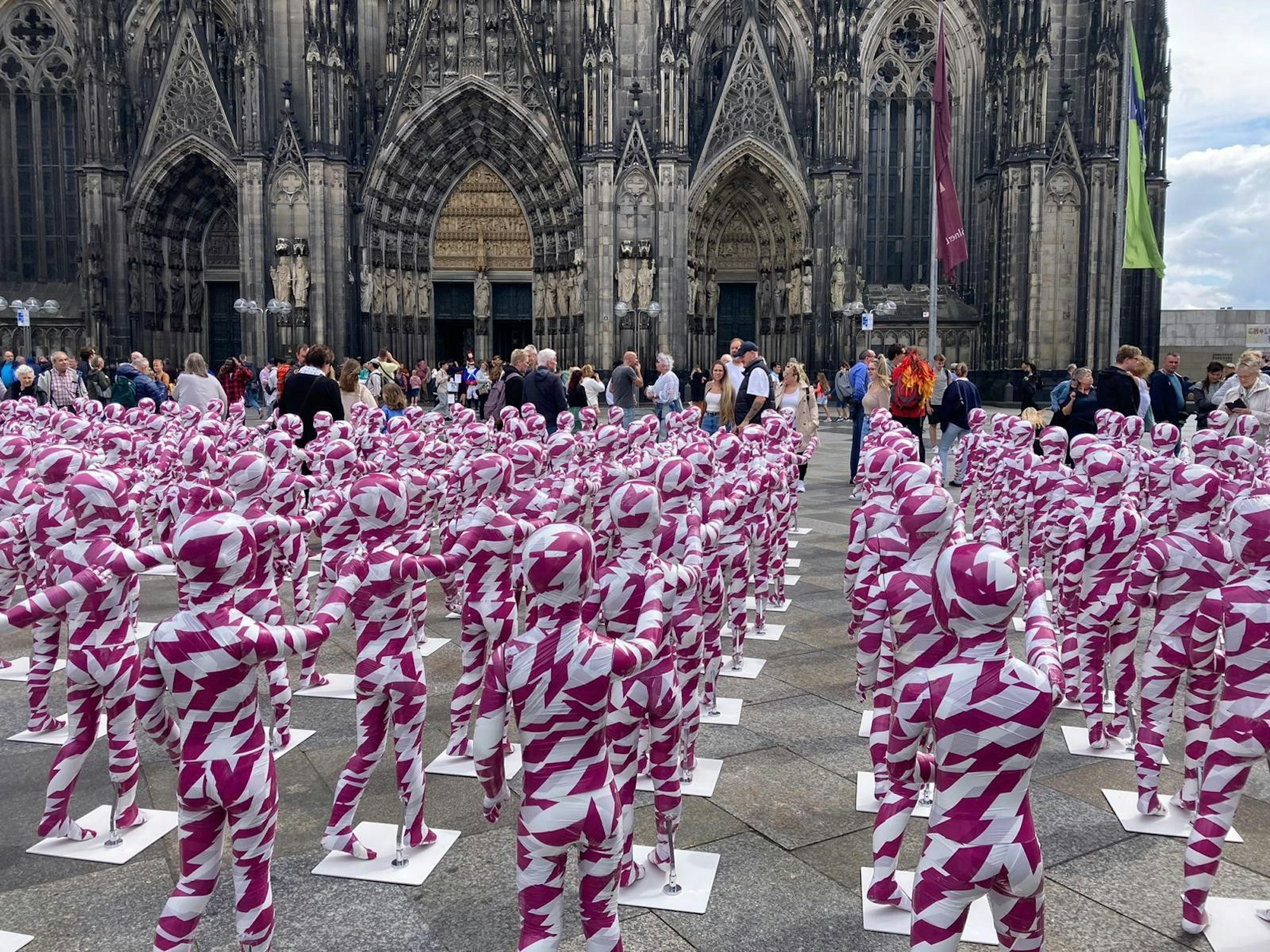 Mit einer Kunstinstallation demonstriert ein Wesselinger Künstler gegen sexuellen Missbrauch in der katholischen Kirche.