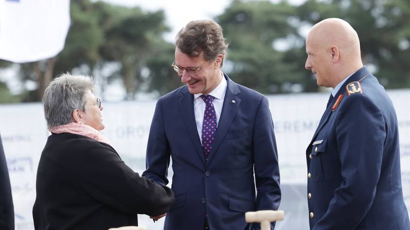 Annette Lehnigk-Emden, Präsidentin des Bundesamtes für Ausrüstung Informationstechnik und Nutzung der Bundeswehr, spricht mit Hendrik Wüst (M, CDU), Ministerpräsident von Nordrhein-Westfalen, und Ingo Gerhartz, Generalleutnant und Inspekteur der Luftwaffe, beim symbolischen ersten Spatenstich auf dem Niederrhein-Airport Weeze.