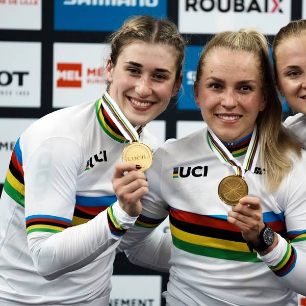 20.10.2021, Frankreich, Roubaix: Radsport/Bahn: Weltmeisterschaft, Teamsprint, Frauen: Pauline Sophie Grabosch aus Deutschland (l.), Lea Sophie Friedrich (r.) und Emma Hinze aus Deutschland zeigen ihre Goldmedaillen nach dem Sieg. Bei der WM in Glasgow wollen sie ihren Titel erfolgreich verteidigen.