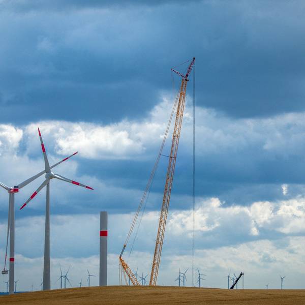 18.07.2023, Mecklenburg-Vorpommern, Radegast: Ein Kran arbeitet auf der Baustelle eines neuen Windparks.