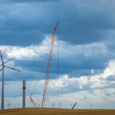 18.07.2023, Mecklenburg-Vorpommern, Radegast: Ein Kran arbeitet auf der Baustelle eines neuen Windparks.