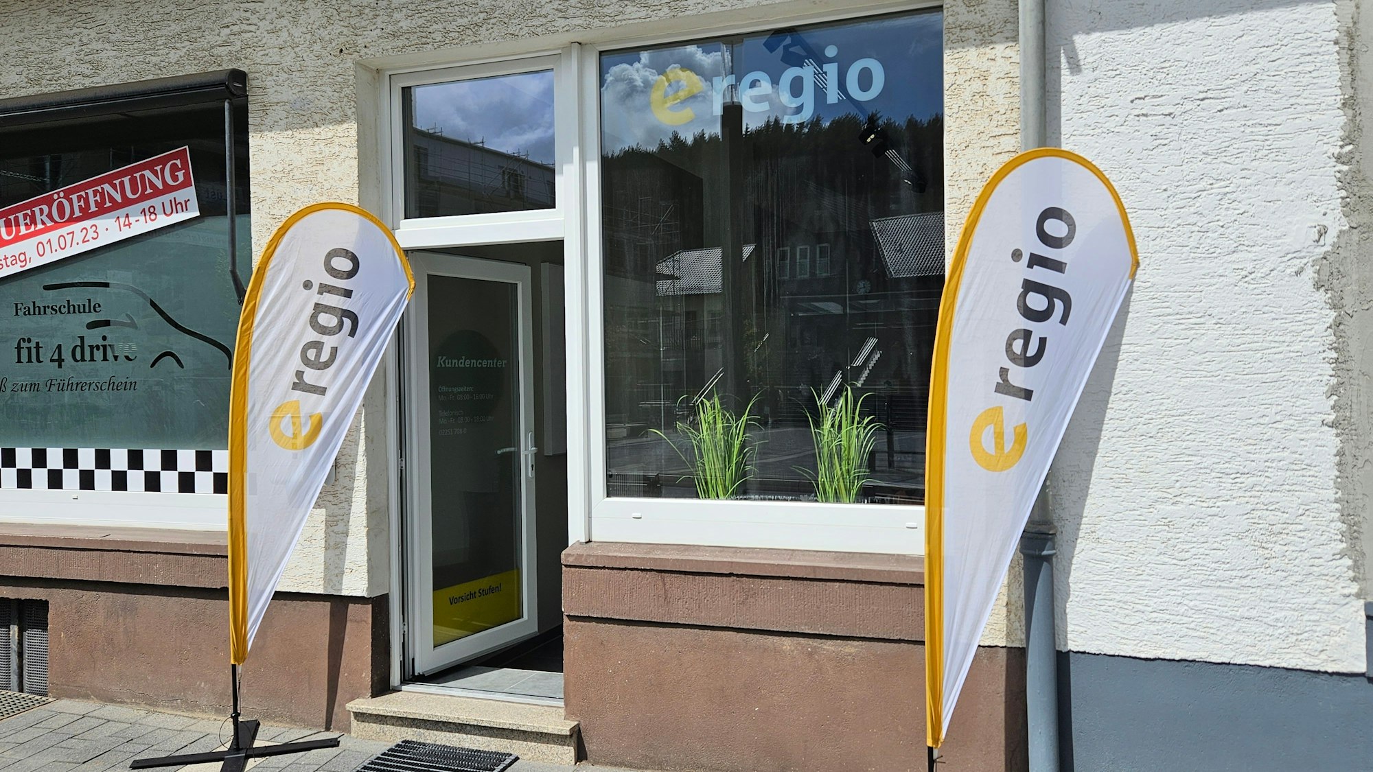 Zu sehen ist der Eingang des neuen Kundencenters an der Bahnhofstraße.