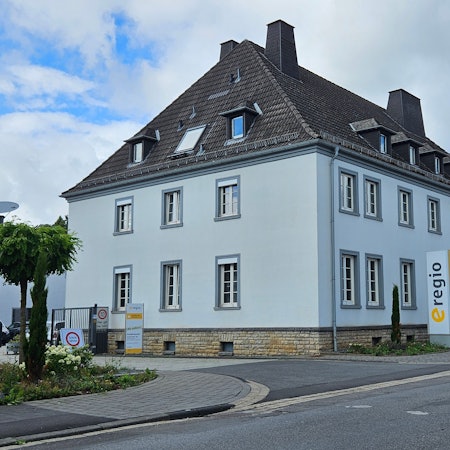 Auf dem Foto ist das Hauptgebäude der Liegenschaft in Kall zu sehen.