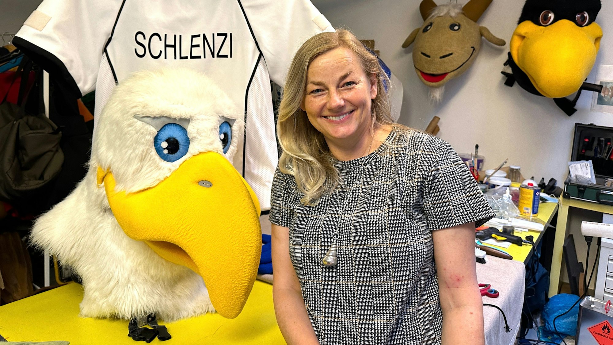 Die Puppenbauerin mit einer Adler-Puppe.