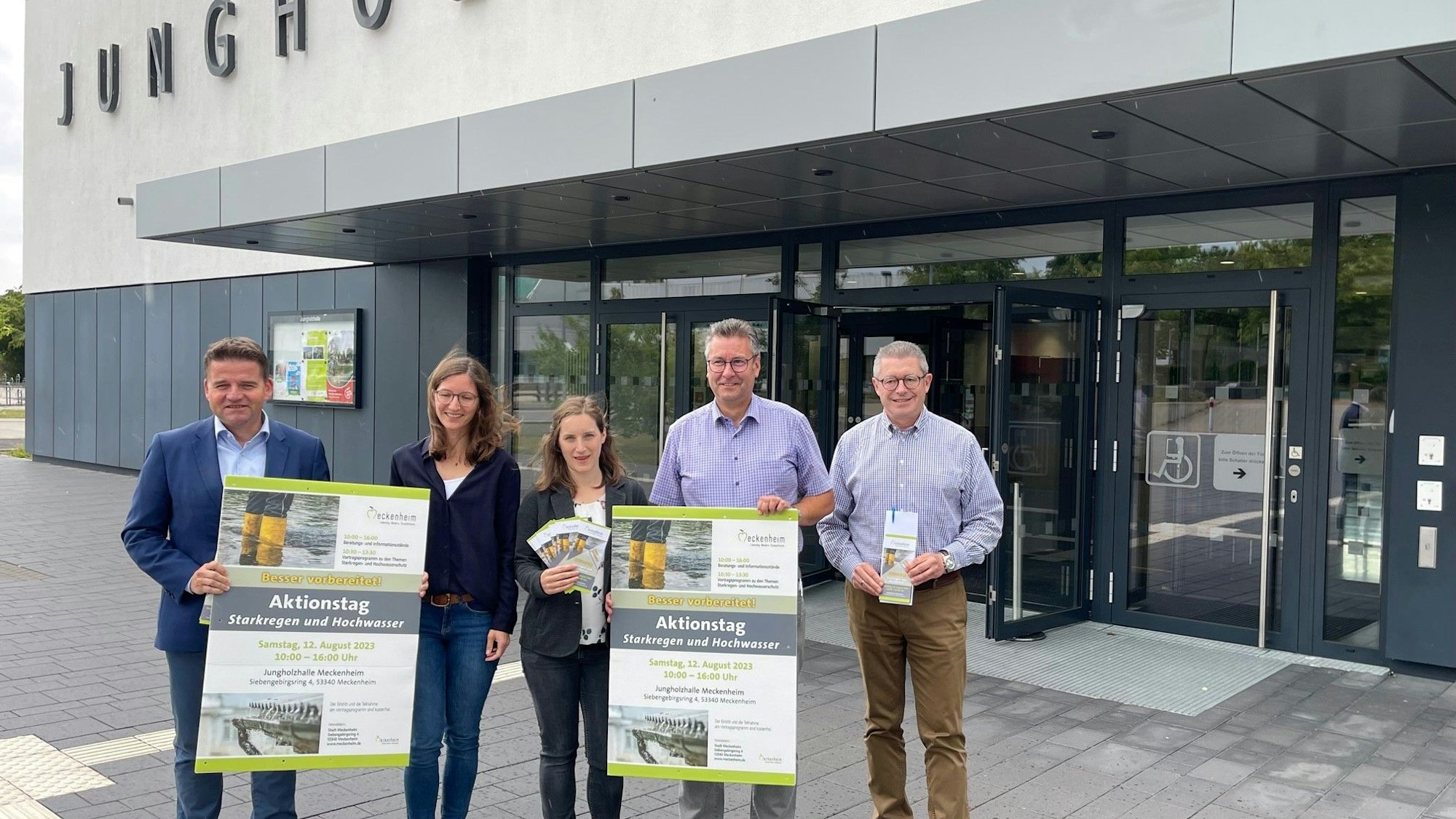 PK zum Aktionstag, das Team vor der Jungholzhalle.