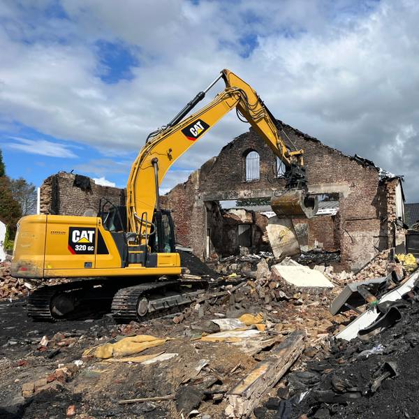 In Sankt Augustin-Niederpleis wird in den kommenden vier Wochen die Brandruine des Cycle Point abgerissen, in der bei einem Brand am 18. Juni zwei Feuerwehrleute starben. Helmut Decrouppé fährt den Bagger und trennt die Materialien voneinander.