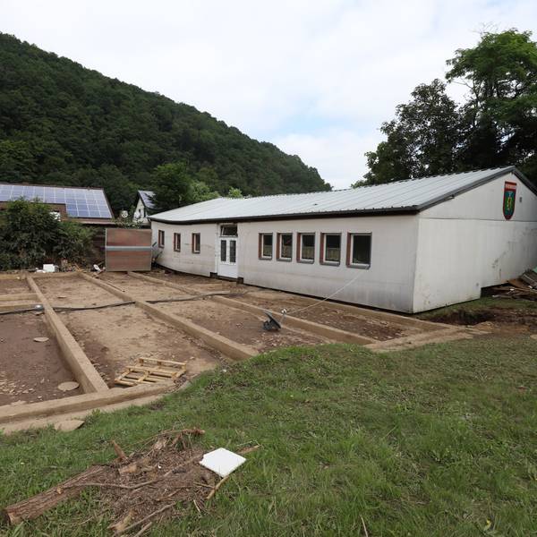 Das Bild zeigt ein Haus, das bei der Flutkatastrophe 2021 von seinem Fundament gehoben und einige Meter fortgespült wurde.