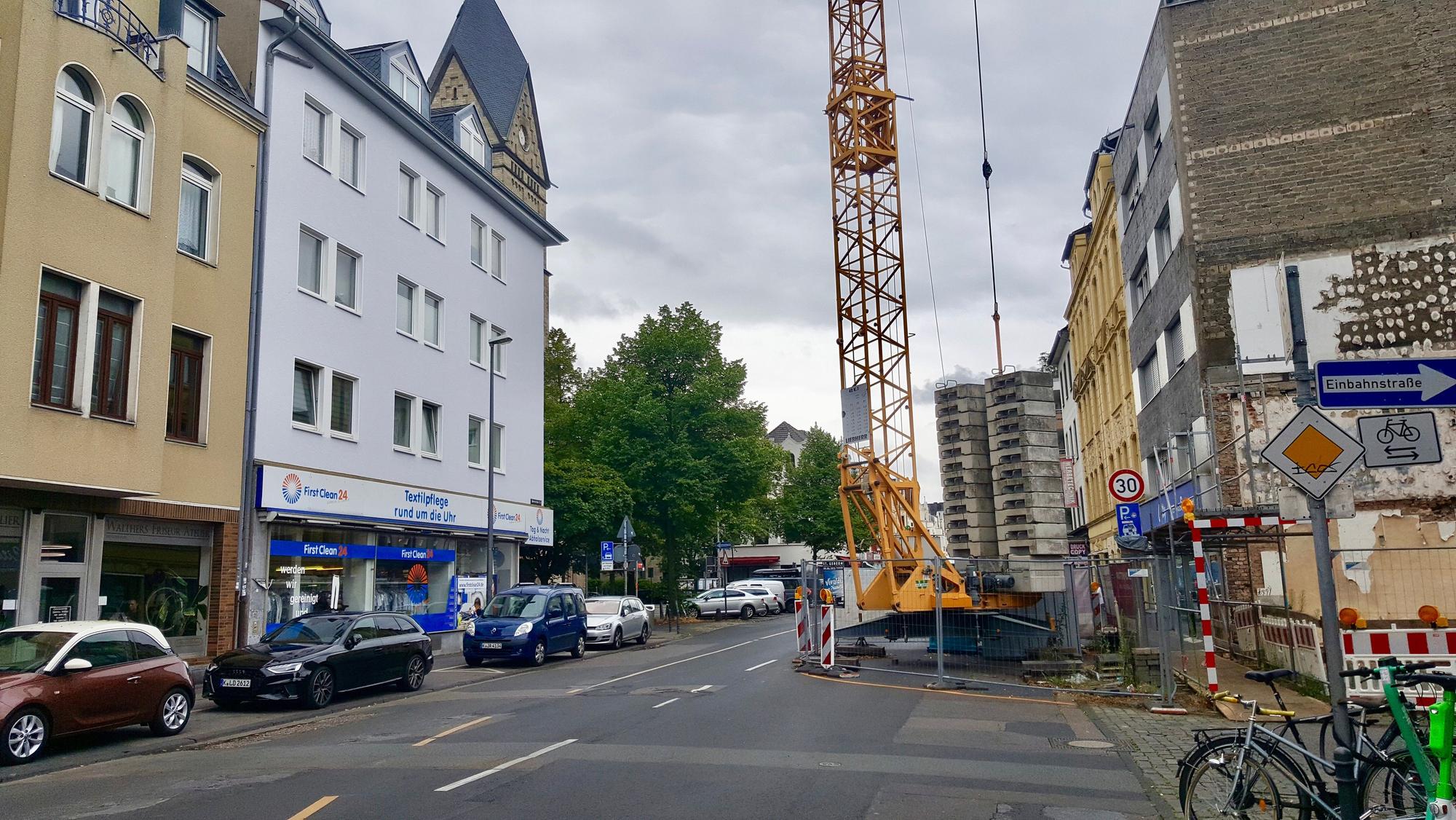 Ein Kran blockiert auf der Berrenrather Straße eine Fahrspur.