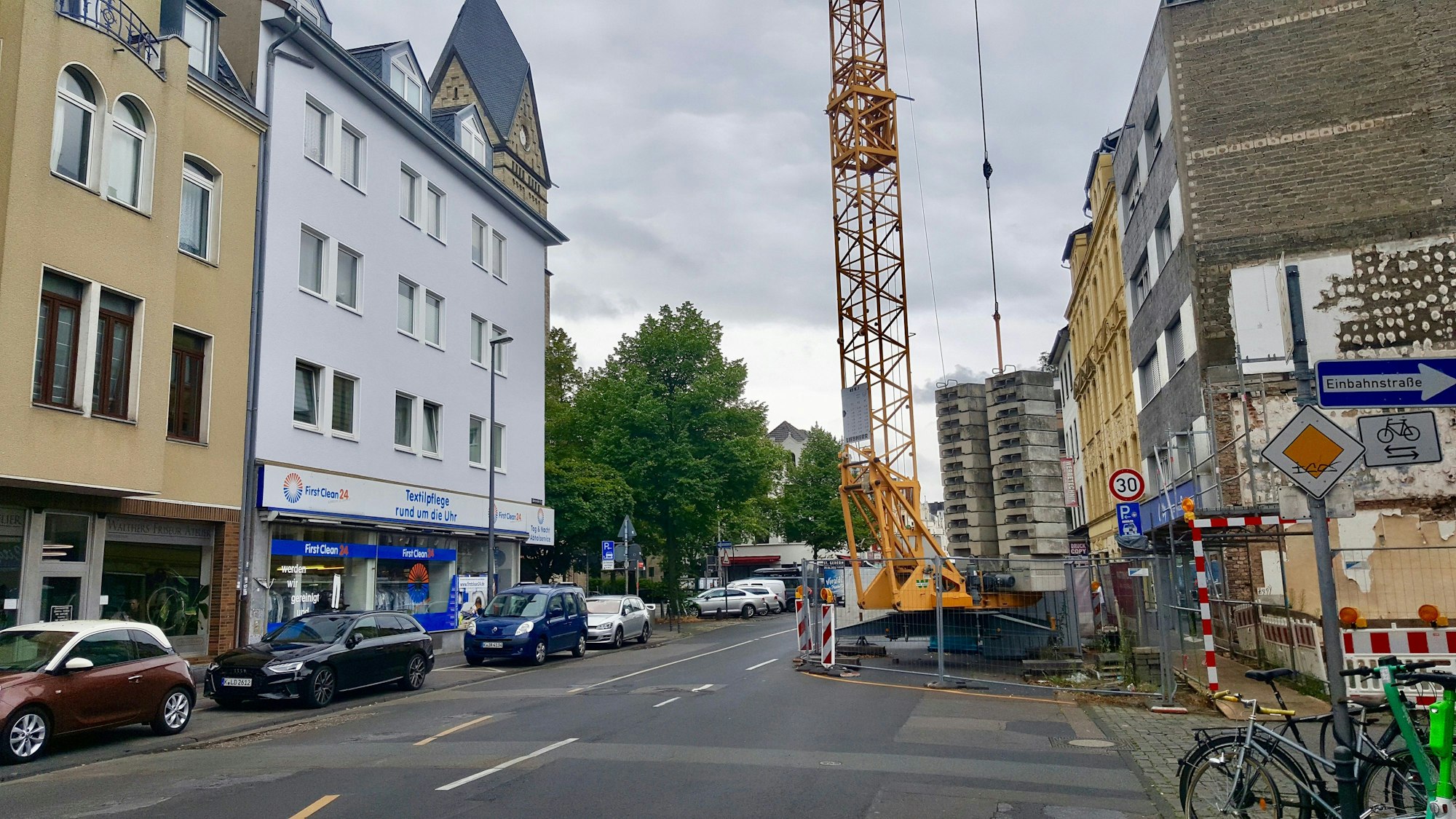 Ein Kran blockiert auf der Berrenrather Straße eine Fahrspur.