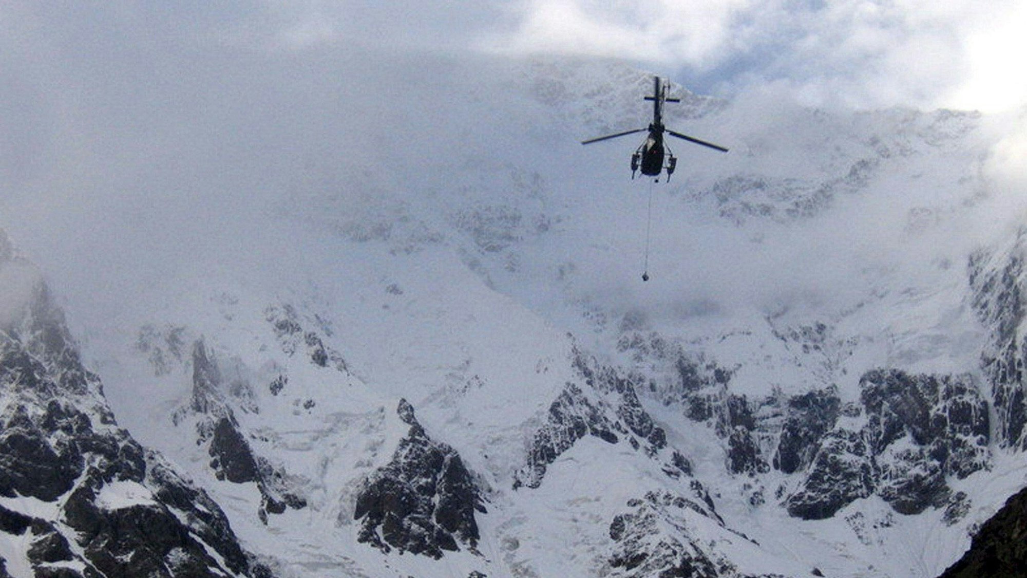 Ein Helikopter fliegt zum Nanga Parbat.