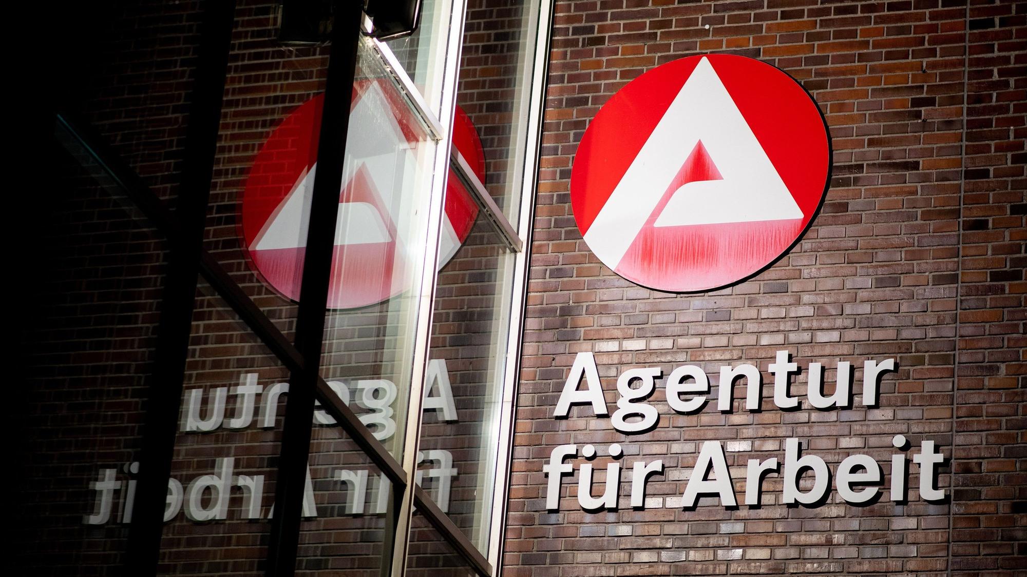 Der Schriftzug „Agentur für Arbeit“ ist auf einem Gebäude zu lesen.