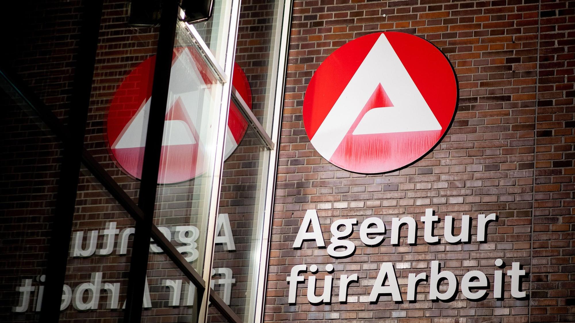 Der Schriftzug ·Agentur für Arbeit· hängt am Gebäude der Bundesagentur für Arbeit.