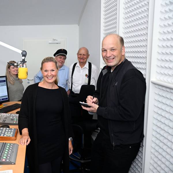 Reporter von der Sommertour der Zeitungsredaktion Rhein-Berg bei den Kolleginnen von Radio Berg im Studio der Sendezentrale in Kürten-Herweg.