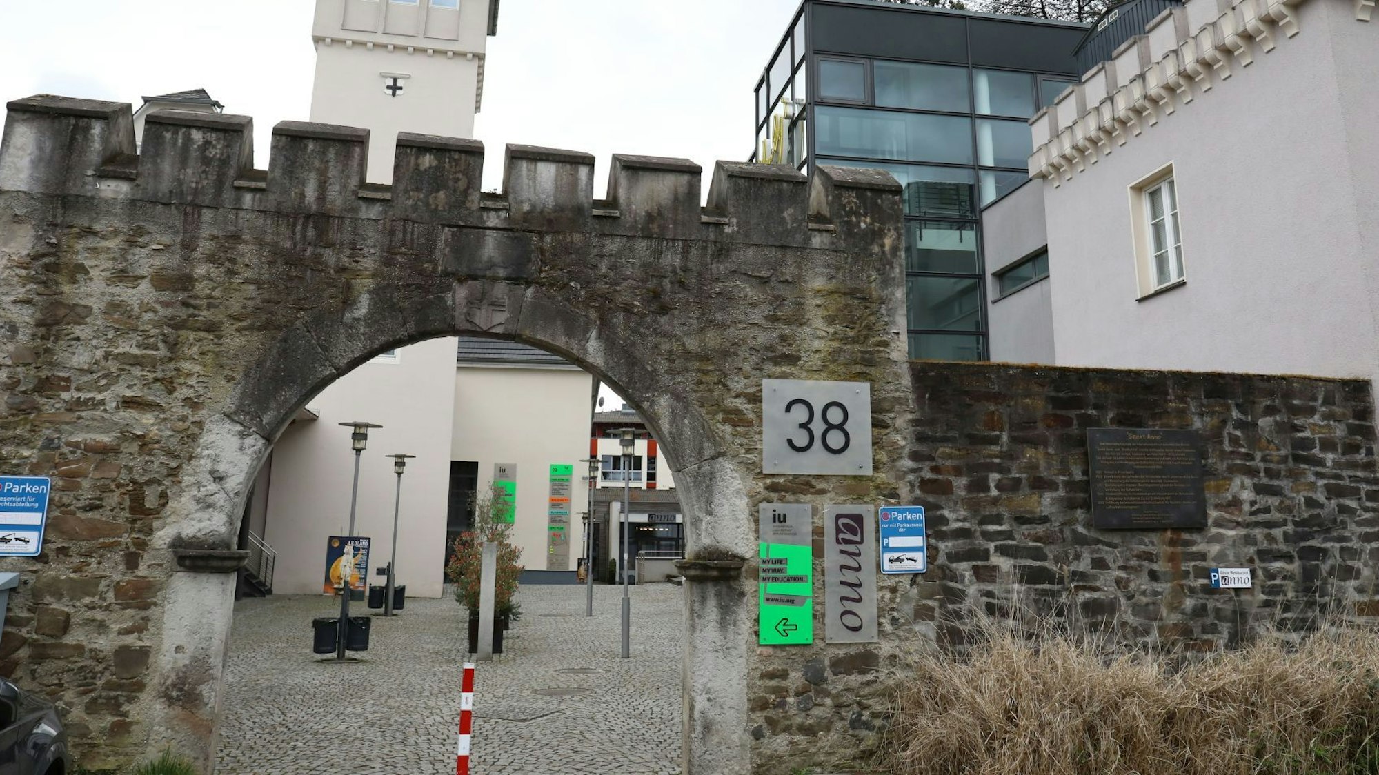 Durch einen historischen Torbogen geht es auf das Campus-Gelände in Bad Honnef.