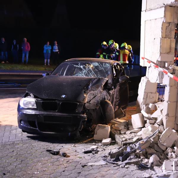 Bei einem Unfall in Sankt Augustin-Menden raste ein 37 Jahre alter Autofahrer in ein Heiligenhäuschen an der Siegstraße. Zwei Menschen wurden verletzt.