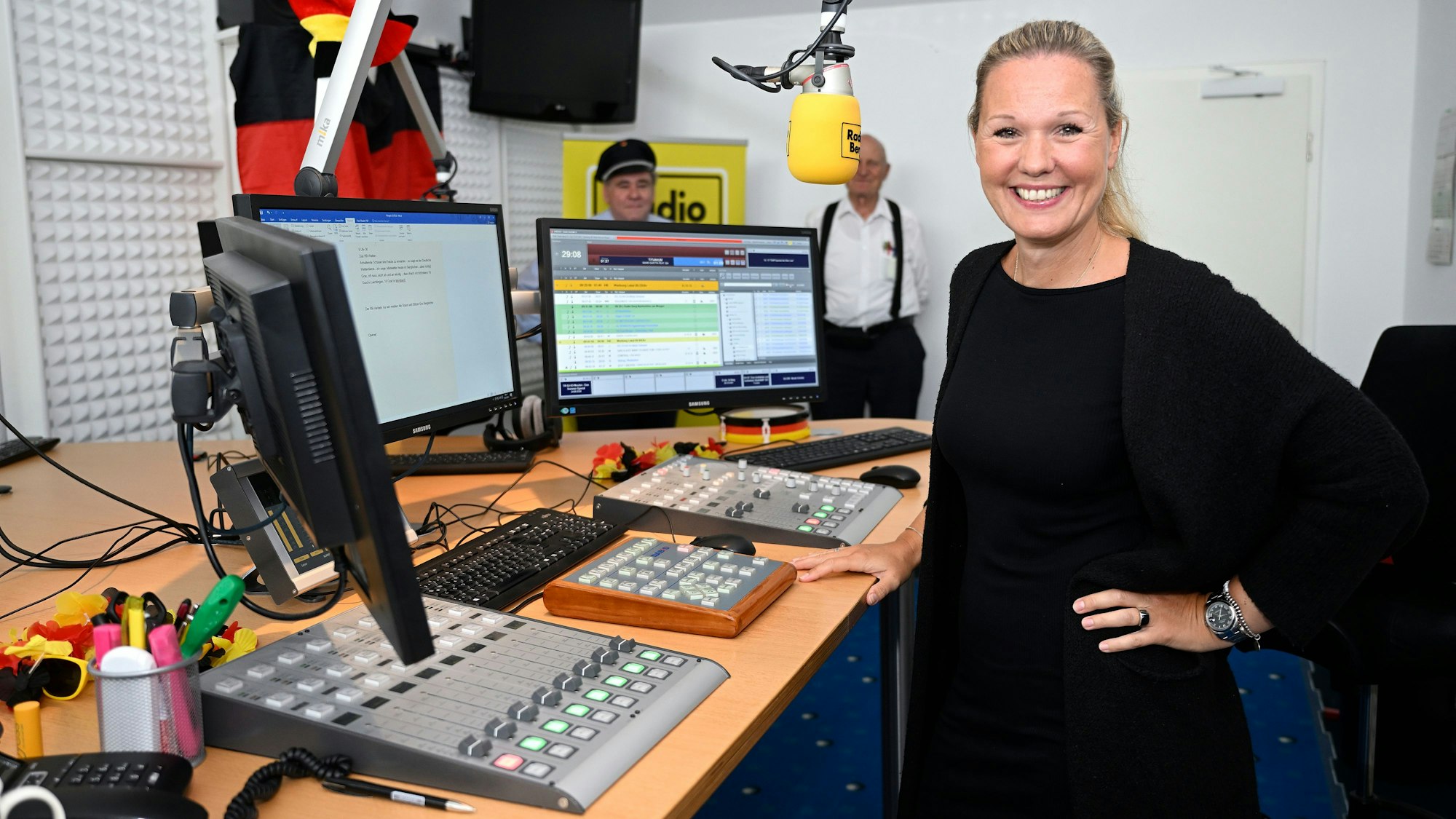 Moderatorin Nicole Schmitz steht am Mikro im Studio von Radio Berg.