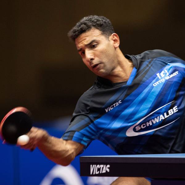 Zu sehen ist ein Tischtennisspieler, der den Ball schlägt.