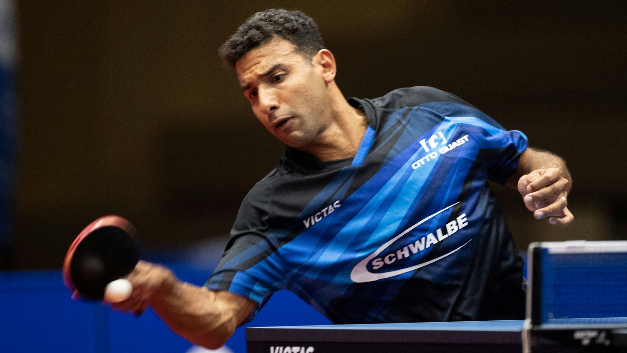 Ein Tischtennis-Spieler in einer Spielsituation an der Platte.