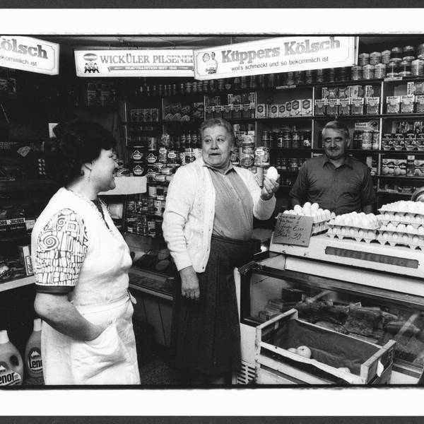 Köln - das im Jahr 1956 gegründete Lebensmittel- und Feinkostgeschäft Helmut Voetz an der Niehler Straße 33 - Im Bild: Inhaber Helmut Voetz und seine Ehefrau Anneliese (l.) im Gespräch mit einer Kundin - Foto vom 14.10.1985