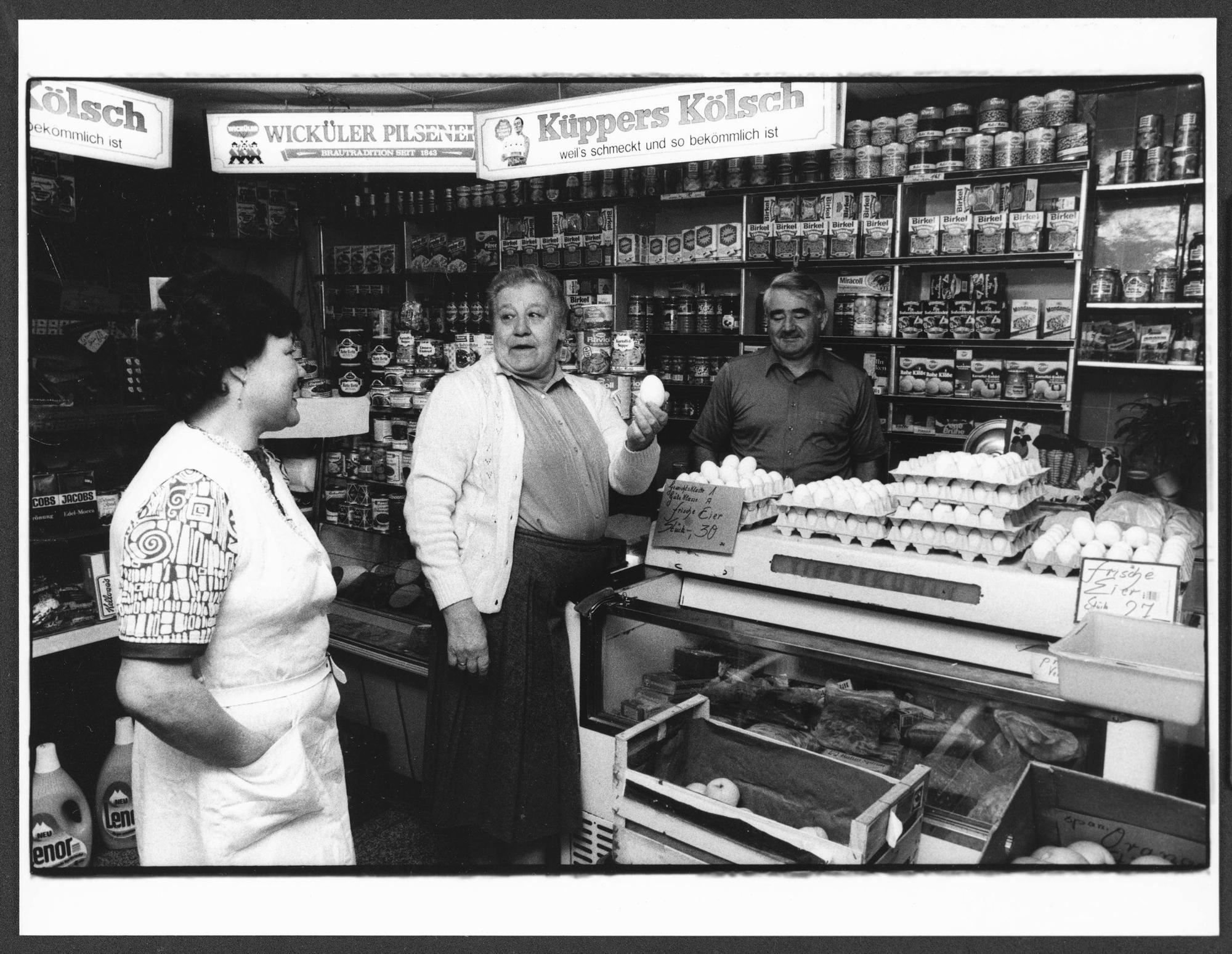 Köln - das im Jahr 1956 gegründete Lebensmittel- und Feinkostgeschäft Helmut Voetz an der Niehler Straße 33 - Im Bild: Inhaber Helmut Voetz und seine Ehefrau Anneliese (l.) im Gespräch mit einer Kundin - Foto vom 14.10.1985